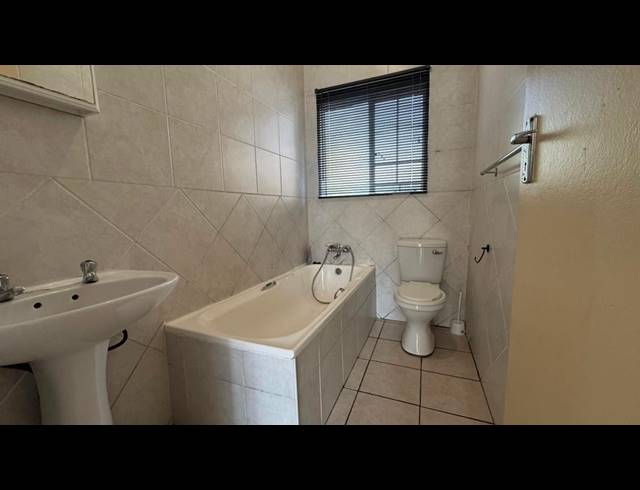 2 bed property to rent in WILLOW PARK MANOR